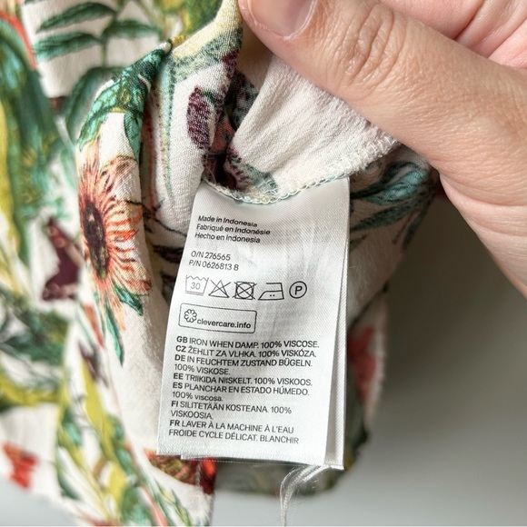 H&M tropical floral print v-neck blouse - Picture 7 of 8